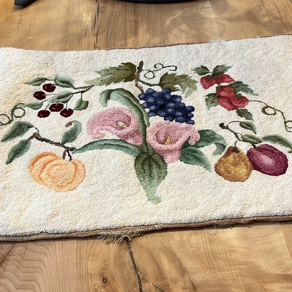 Hand hooked rug - Picture 1 of 5